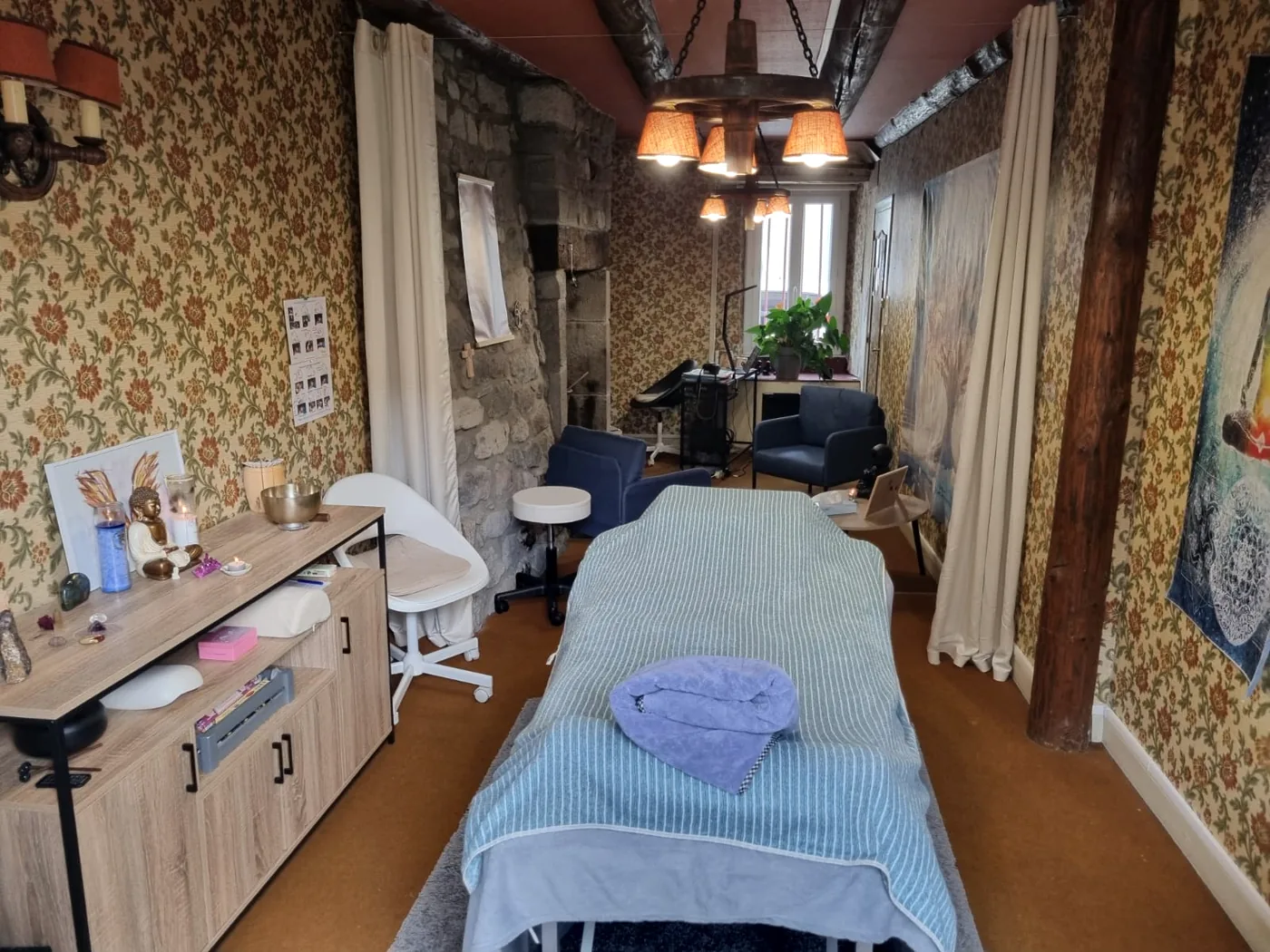 L'espace de soins, murs de pierre et lumière naturelle
