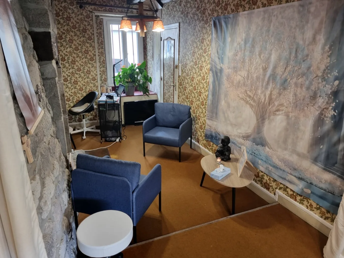 Le salon d'accueil du cabinet, calme et chaleureux