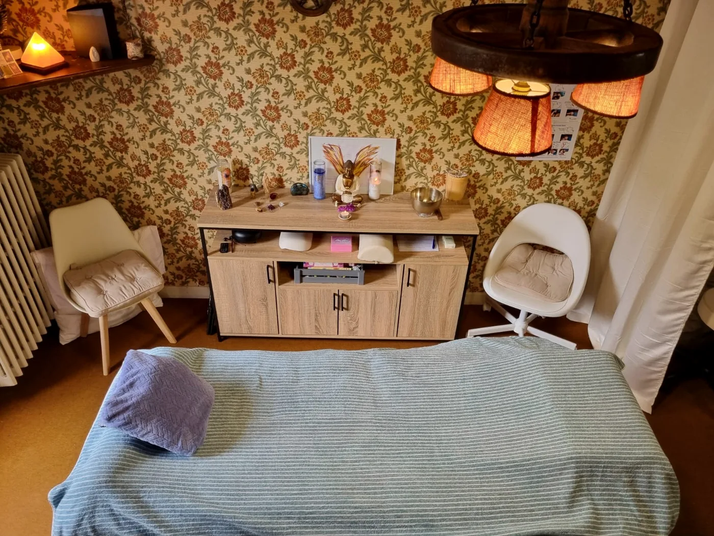 La table de soins et l'espace de travail