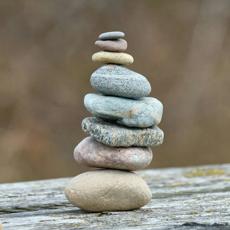 Pile de galets en équilibre, fond flouté