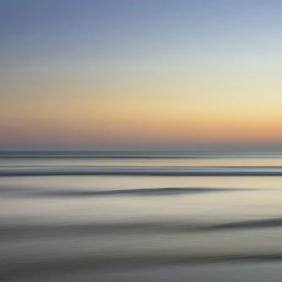 Mer calme au crépuscule, horizon apaisé