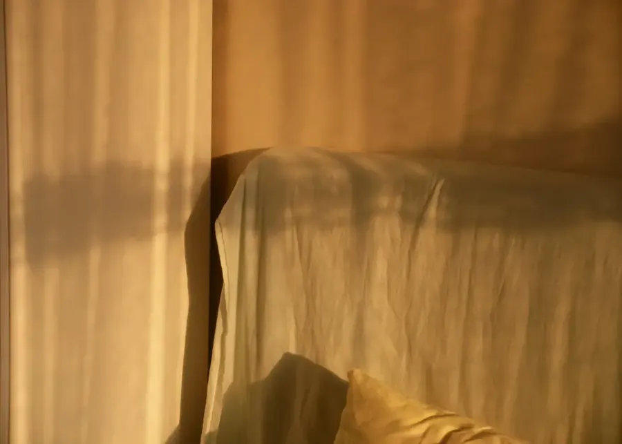 Lumière chaude du matin sur du linge, ambiance calme