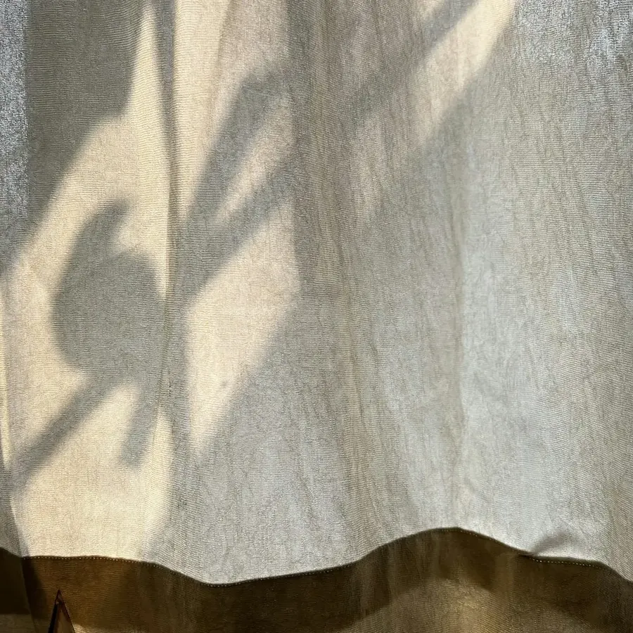Lumière du matin filtrant à travers un rideau, ambiance calme