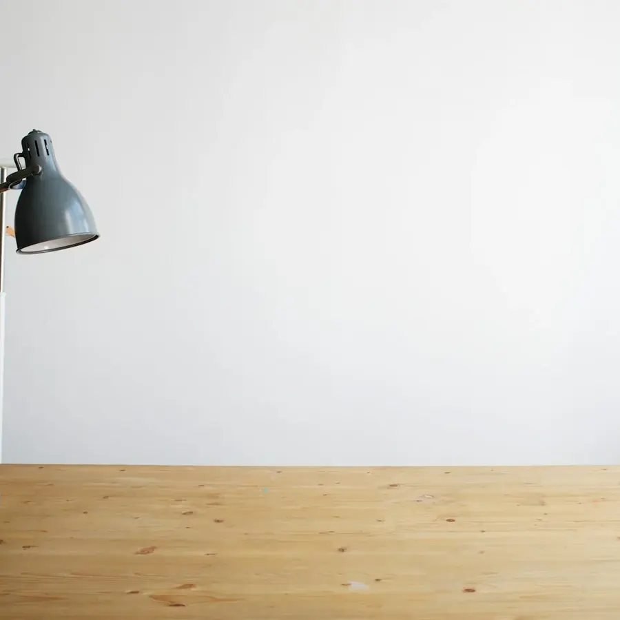Lampe de bureau sur une table en bois, ambiance calme