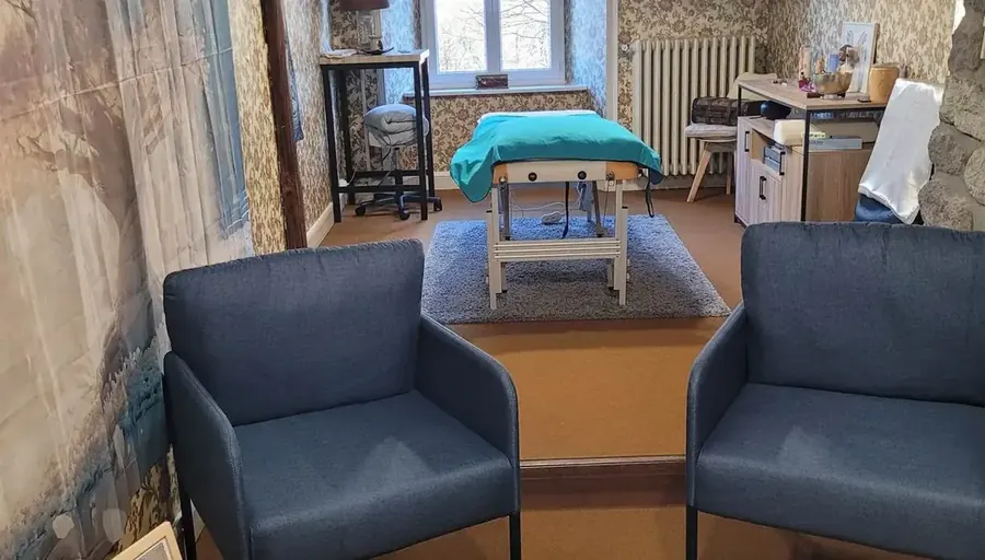 La salle où se déroulent les séances et formations, à Laveissière