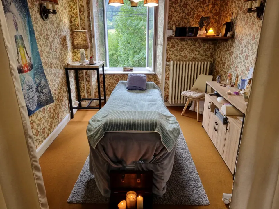 Salle de séance de Pascal à Laveissière, avec table et lumière naturelle
