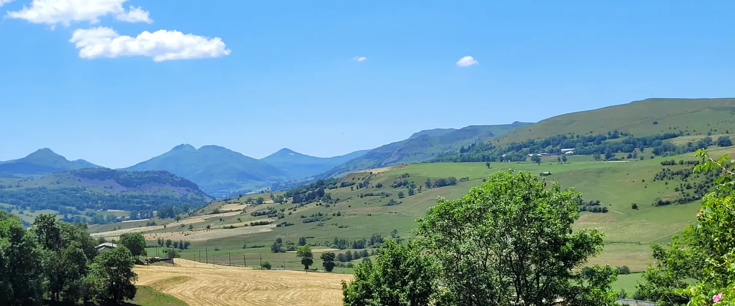 Panorama lumineux des montagnes du Cantal près de Laveissière