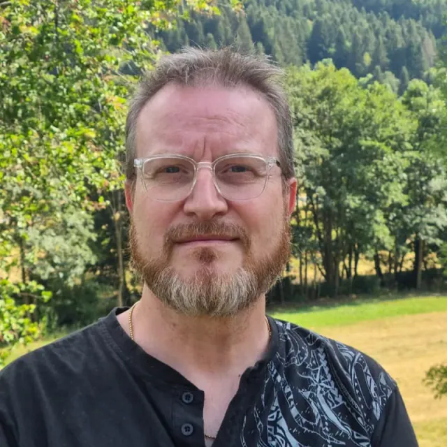 Pascal Panafieu dans un paysage du Cantal